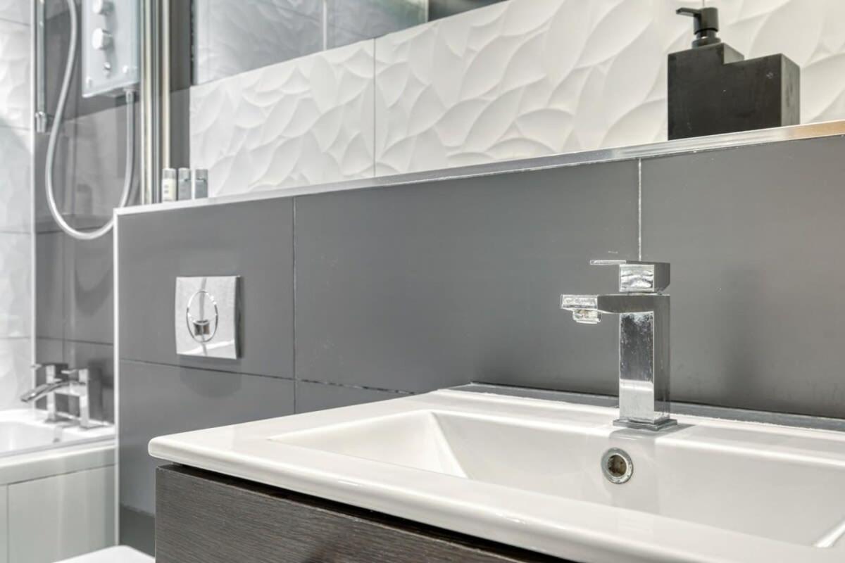 Modern 1 Bedroom Apartment In Central Woking Dış mekan fotoğraf