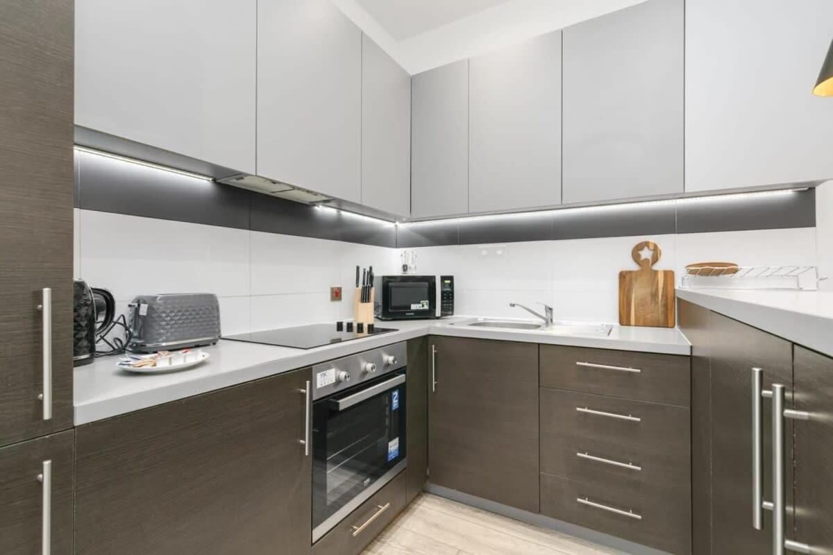 Modern 1 Bedroom Apartment In Central Woking Dış mekan fotoğraf