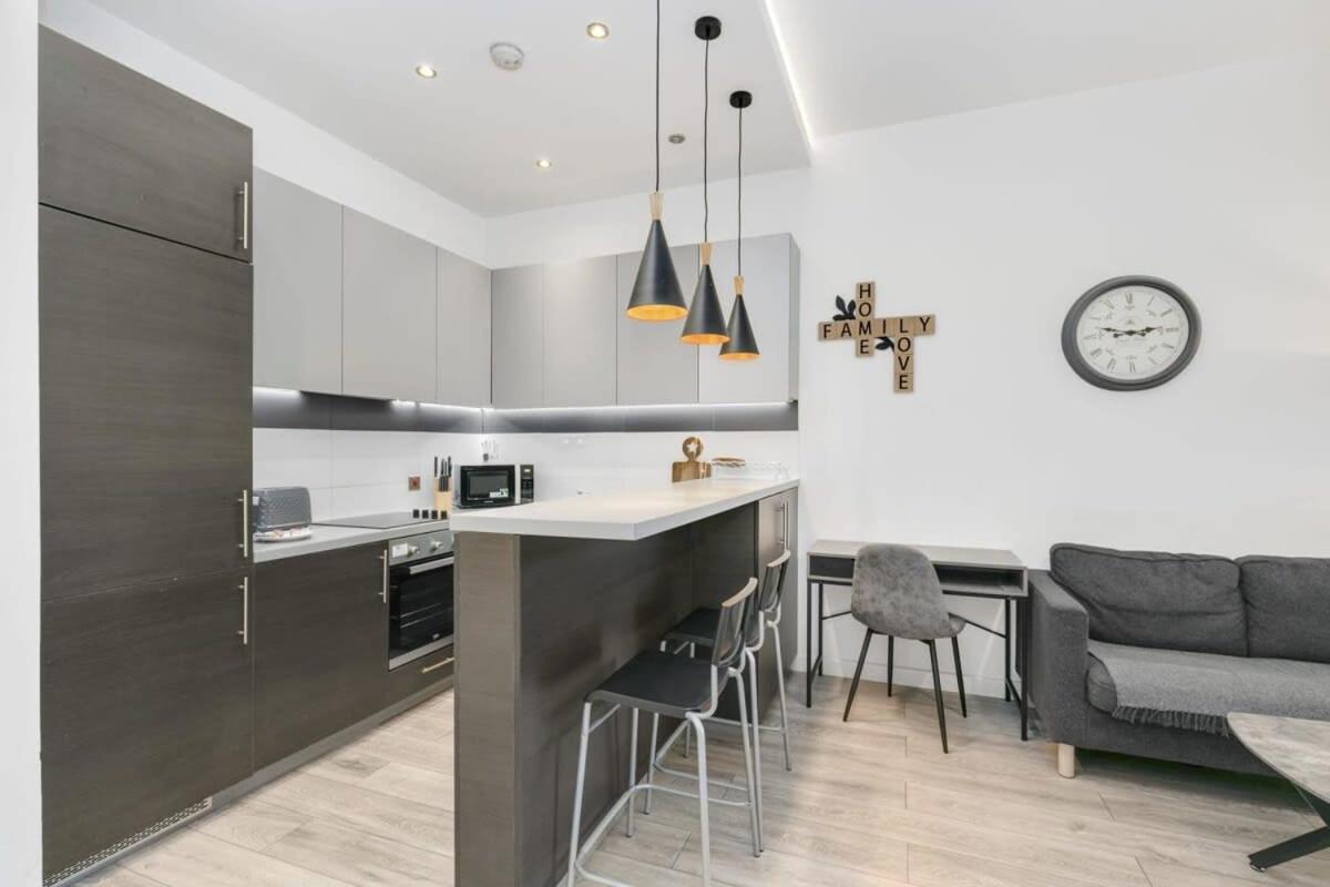 Modern 1 Bedroom Apartment In Central Woking Dış mekan fotoğraf