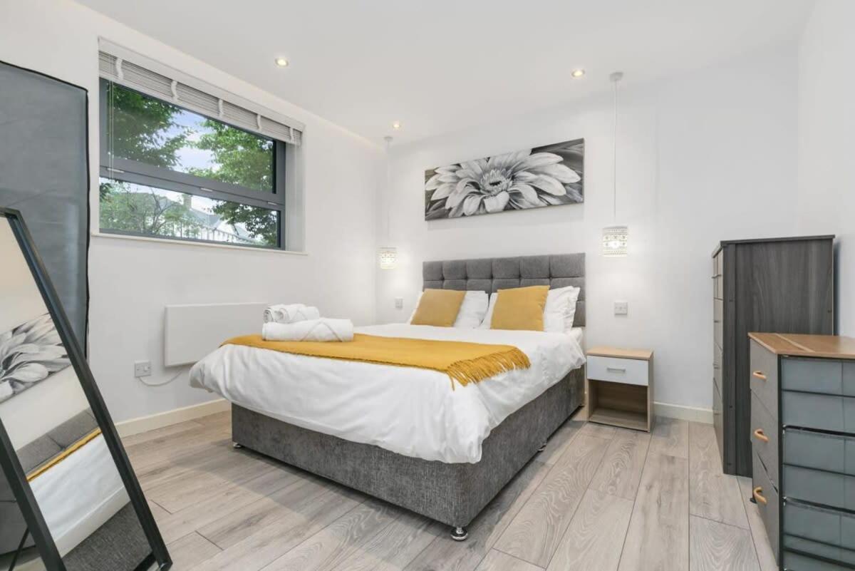 Modern 1 Bedroom Apartment In Central Woking Dış mekan fotoğraf